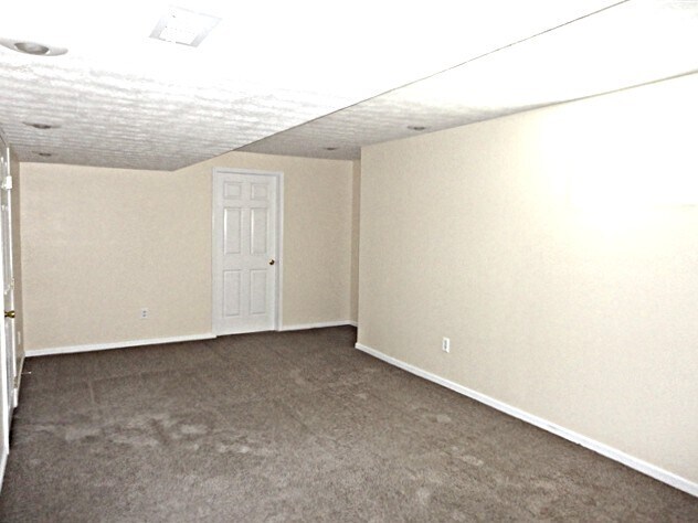 Building Photo - 135 Easton Manor Dr