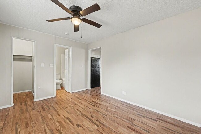 Building Photo - 1045 Happy Holw