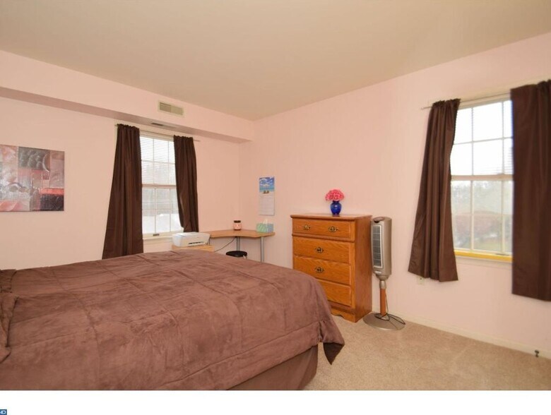 Building Photo - 620 Manatawny St