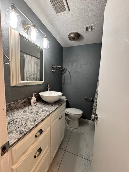 Building Photo - 7932 NW Crossland Cir