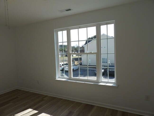 Building Photo - 4116 Horseshoe Rd N