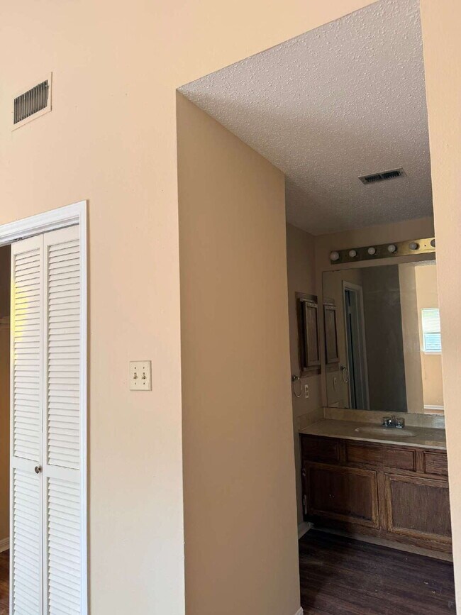 Building Photo - Two Bed/ Two Bath Duplex Home, Close to Ft. Sam Houston