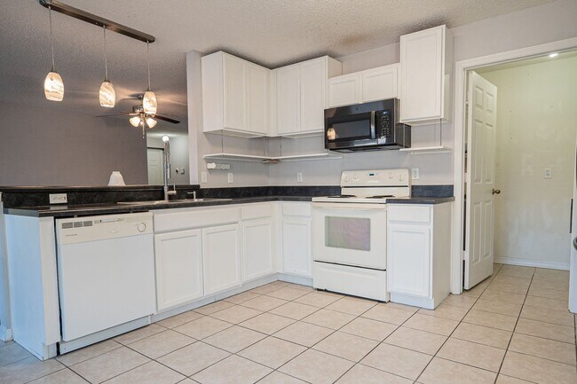 Building Photo - 3/2~Ridge Valley ~ Save with Solar!