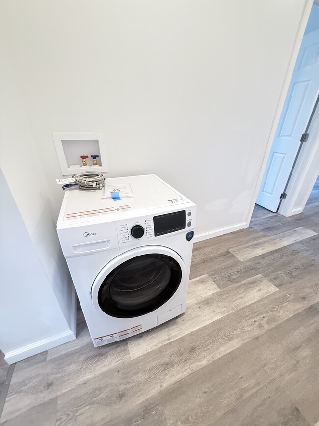 Building Photo - 272 River Rd