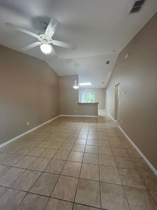 Building Photo - Charming 2 bedroom, 2 bathroom dulplex loc...