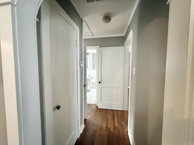 Building Photo - 405 Henderson St