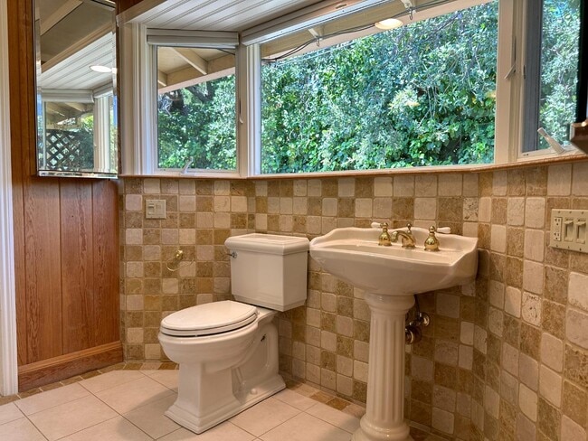 Building Photo - 25228 La Loma Dr