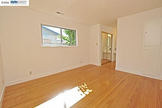 Building Photo - 3351 East Ave