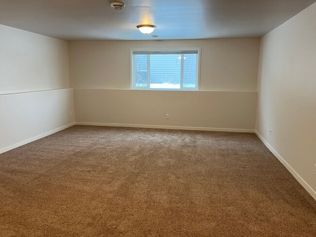 Building Photo - 4 Bed 3 Bath