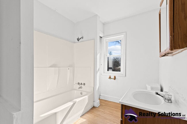 Building Photo - 118 E Del-A-Vue Ave