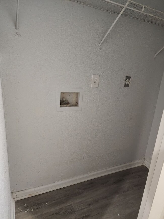 Building Photo - 2043 Maywood St