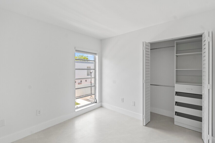 Building Photo - 3597 SW 17th St