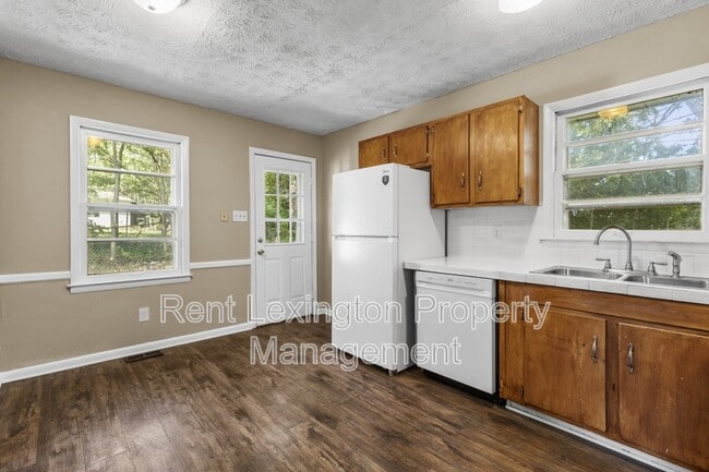 Building Photo - 2461 Mirahill Dr