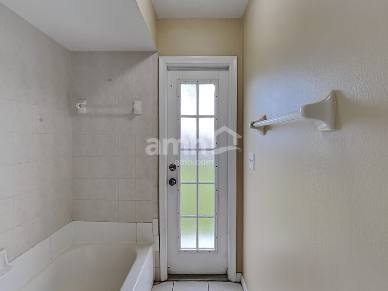 Building Photo - 1118 SW Del Rio Blvd