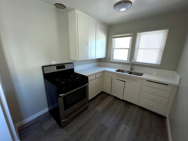 Building Photo - Nice 1B/1B in South Wrigley available now!