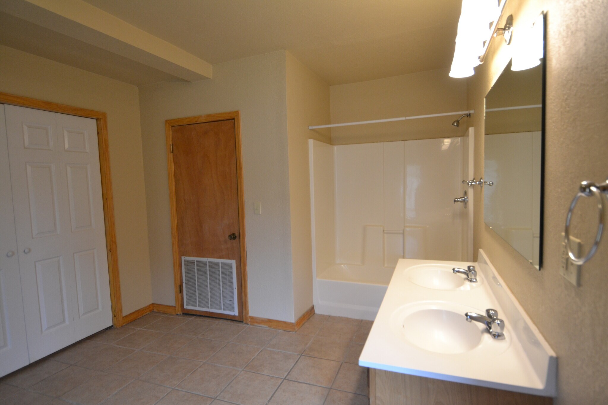 Building Photo - 1203 S Osteopathy Ave