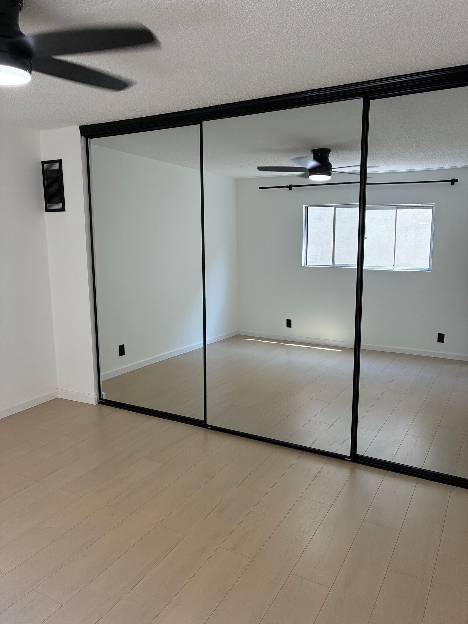 Building Photo - 1250 N Kingsley Dr