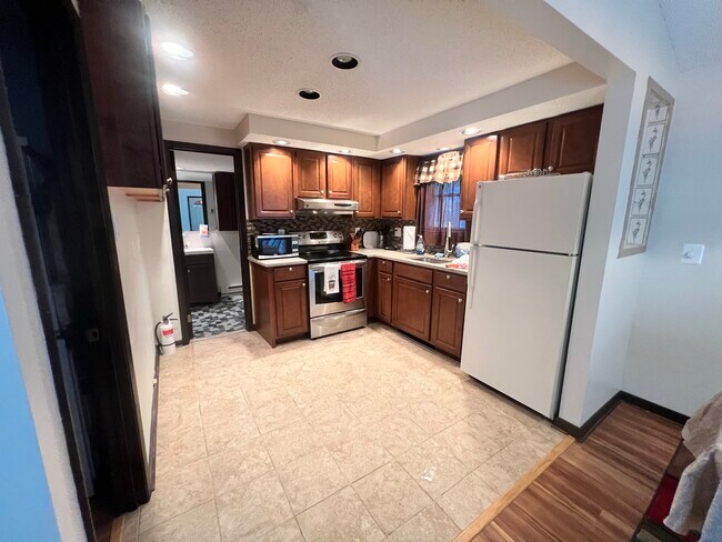 Building Photo - 39 Maple St