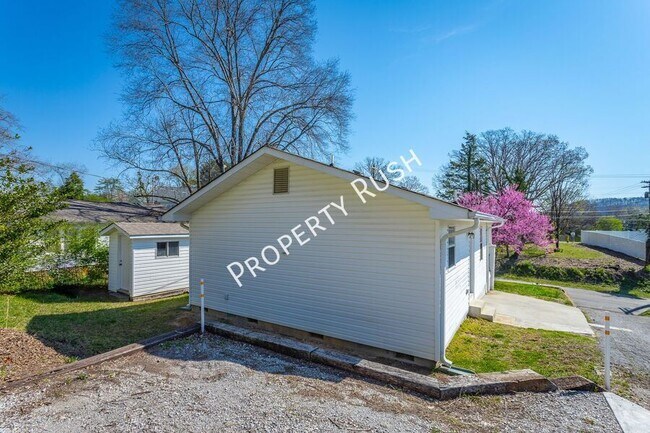 Building Photo - 420 Hedgewood Dr