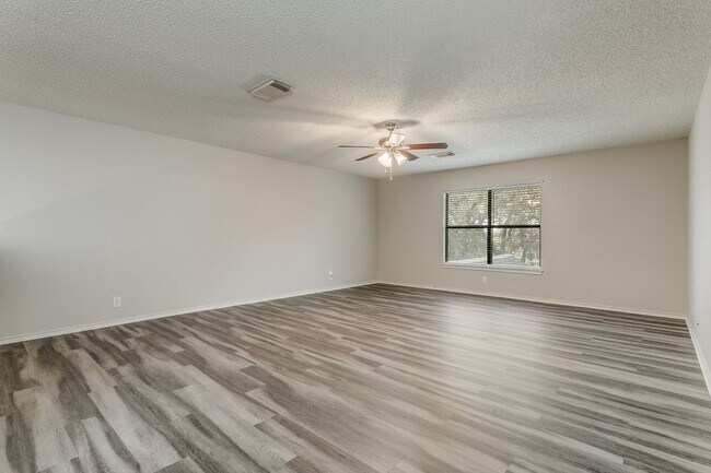 Building Photo - Spacious 3-bedroom home in the highly desirable Parkwood Subdivision