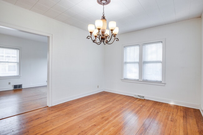 Building Photo - 826 N Center St