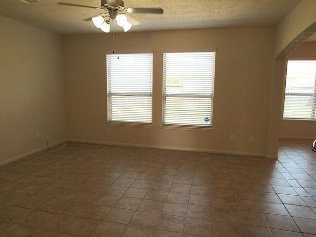 Building Photo - Spacious, Modern and Conveniently Located ...