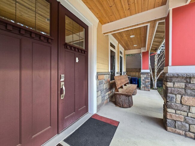 Building Photo - Modern 5-Bedroom Kirkland Home with Solar ...