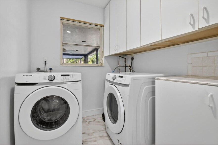 Building Photo - 5731 NE 17th Terrace