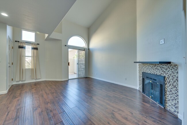 Building Photo - SE!! Townhouse!! 2 Bed 2 Bath 2 car Garage...