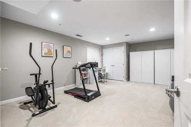 Building Photo - 242 Broadstone Dr
