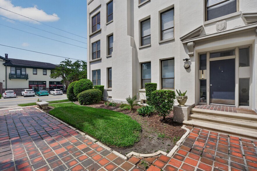 Building Photo - 2545 Oak St
