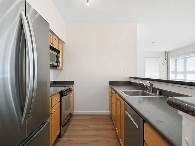 Building Photo - Modern Top-Floor Condo with Stunning Seattle Views