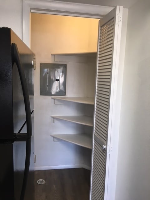 Building Photo - 2 bed, 1 ba twinhome with attached garage