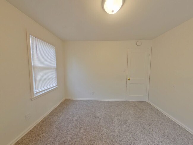 Building Photo - 3 Bedroom Home