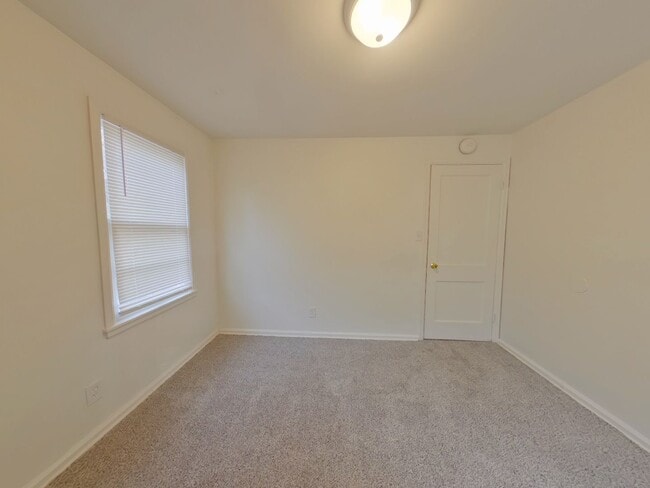 Building Photo - 3 Bedroom House