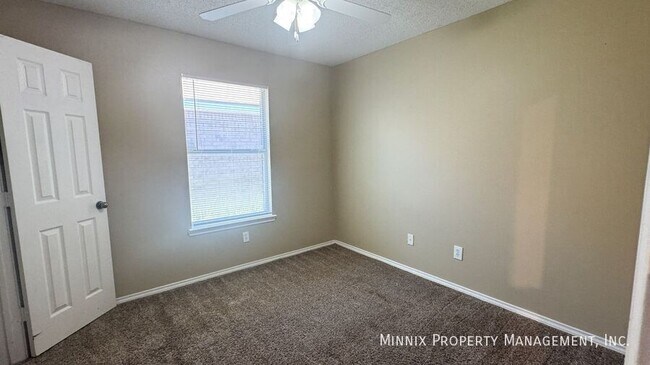 Building Photo - 525 N Iola Ave