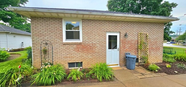 Building Photo - Welcome to this charming 2 bedroom, 1 bath...