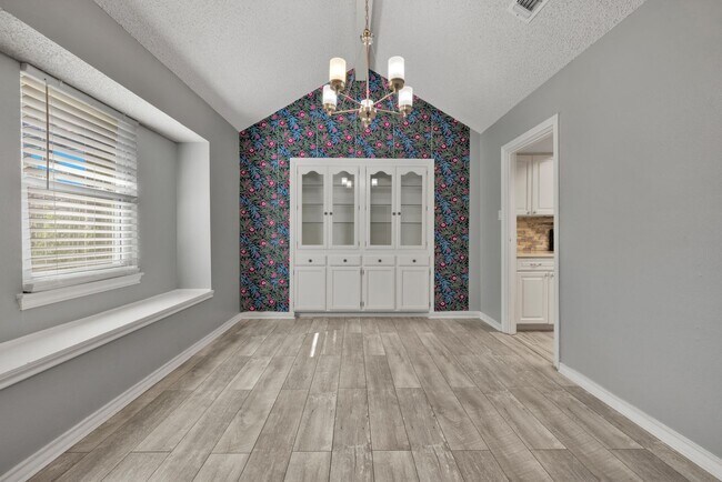 Building Photo - Beautiful home available in Castle Hills!