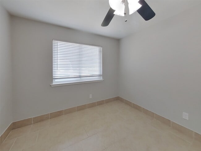 Building Photo - 7318 Foxway Ln