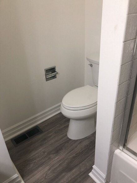 Building Photo - 516 E Wedgewood Ave