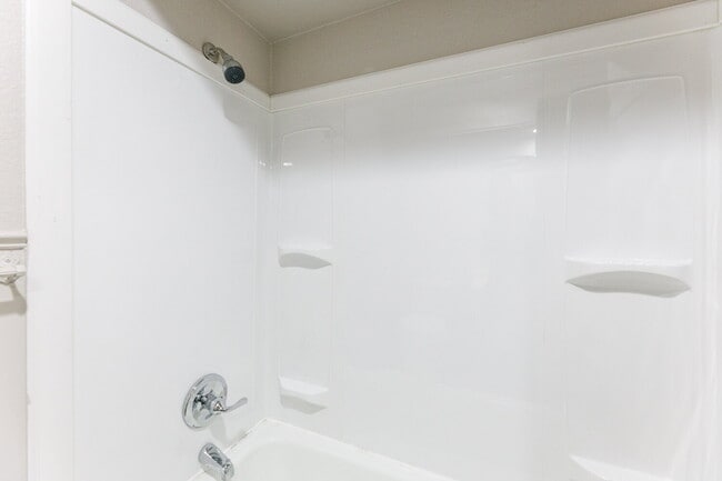 Building Photo - Freshly Updated - 2/1 Apartment with easy access to the Loop