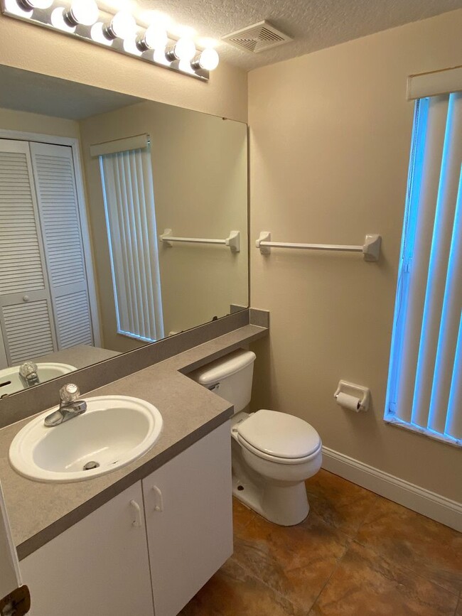 Building Photo - Adorable 3 bedroom / 2.5 bath town home wi...