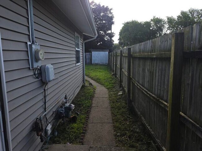 Building Photo - Mishawaka Southside Single family home with Garage