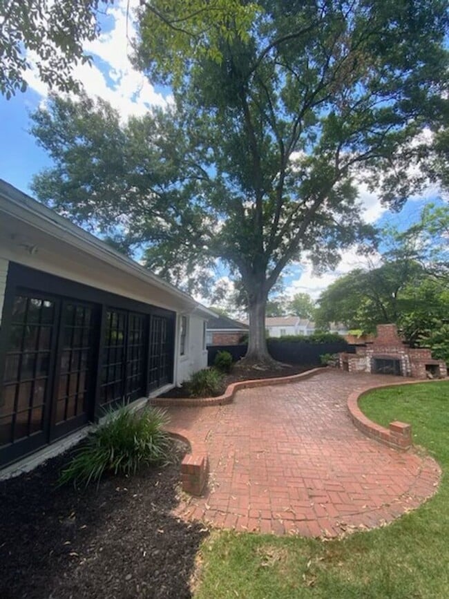 Building Photo - Beautiful Mid-town home 3br/2ba, newly ren...
