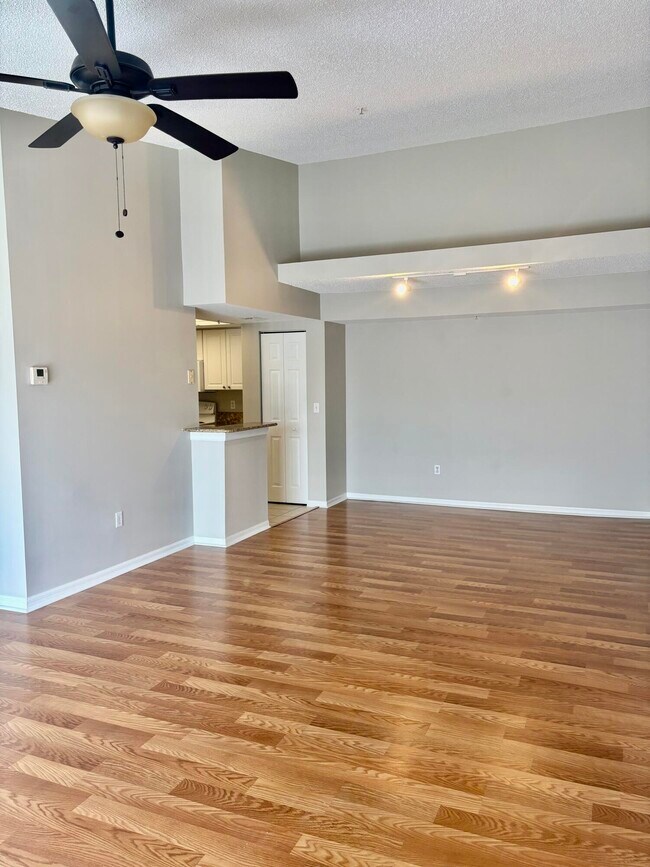 Building Photo - 900 Crestwood Ct S