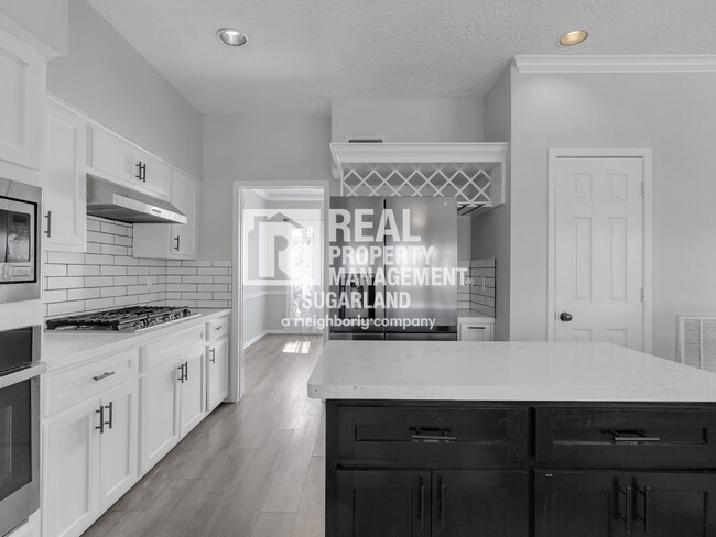Building Photo - Executive Living in the Heart of Sugar Land