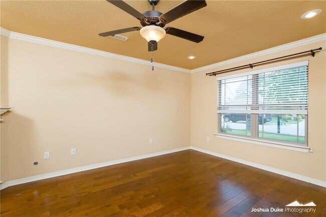 Building Photo - 2657 N Valencia Ave