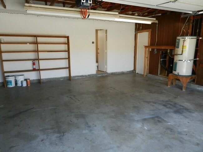 Building Photo - 4 bed-2 bath Single Story House with 2-Car...