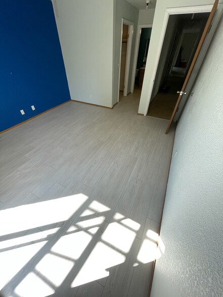 Building Photo - 615 Oriole Ave