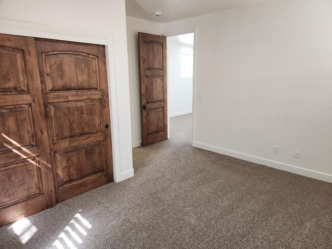 Building Photo - 8420 Lake Shore Dr